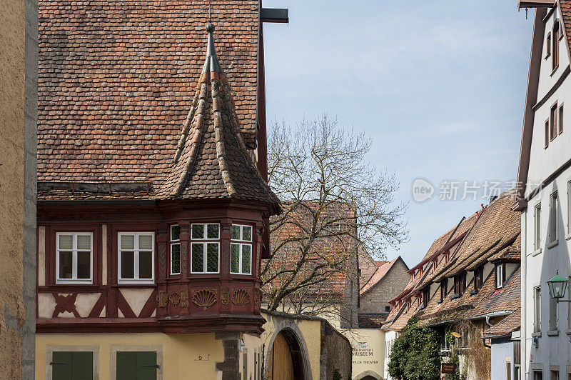 2018年3月5日，德国，ROTHENBURG OB DER TAUBER，欧洲最美丽的村庄之一，中世纪小镇ROTHENBURG OB DER TAUBER的历史色彩的半木结构房屋，德国，